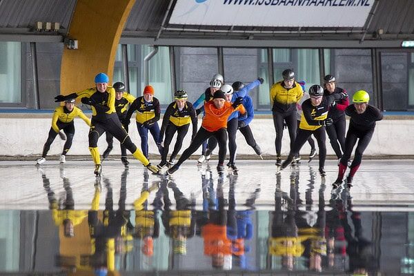 Foto van een trainingsgroep van Kras Sport op de IJsbaan Haarlem