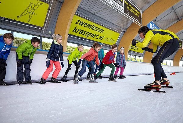 Foto van een schaatsles voor kindren door Kras Sport op de IJsbaan Haarlem