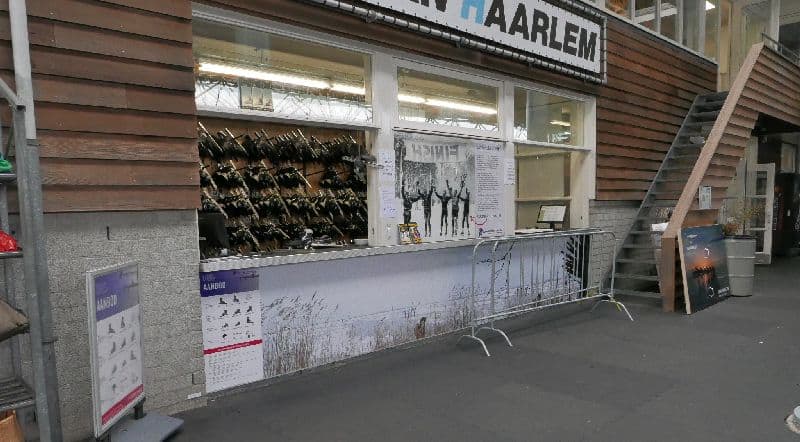 Voorzijde van de schaatsverhuur van Schaatssport Haarlem op de IJsbaan Haarlem